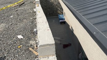 4 metre yükseklikten beton zemine düştü