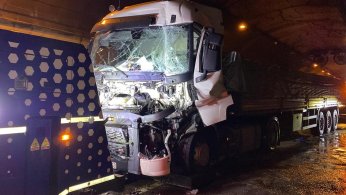 Tünel içinde 4 araç çarpıştı: 1 yaralı