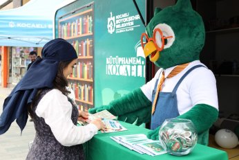 Roman kahramanları  İzmit sokaklarında   