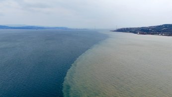 Çamurlu su denizin rengini değiştirdi   