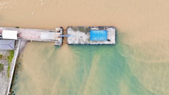 Çamurlu su denizin rengini değiştirdi   