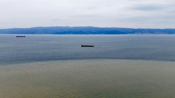 Çamurlu su denizin rengini değiştirdi   