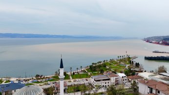 Çamurlu su denizin rengini değiştirdi   