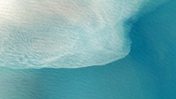 Çamurlu su denizin rengini değiştirdi   