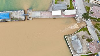 Çamurlu su denizin rengini değiştirdi   