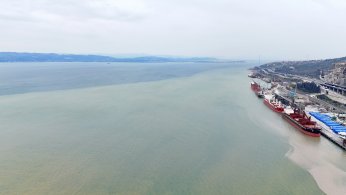 Çamurlu su denizin rengini değiştirdi   