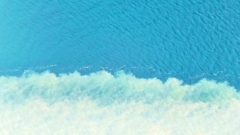 Çamurlu su denizin rengini değiştirdi   