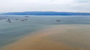 Çamurlu su denizin rengini değiştirdi   