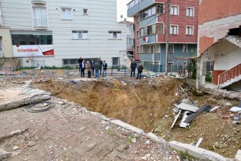 Enkazında 4 kişinin öldüğü bina alanında inceleme