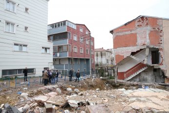 Enkazında 4 kişinin öldüğü bina alanında inceleme