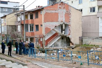 Enkazında 4 kişinin öldüğü bina alanında inceleme