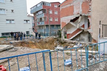 Enkazında 4 kişinin öldüğü bina alanında inceleme