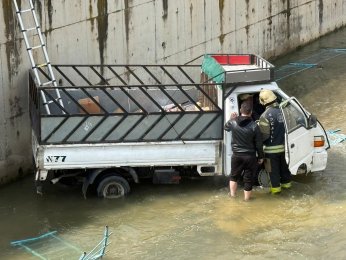 Kamyonet dereye uçtu: 1 yaralı