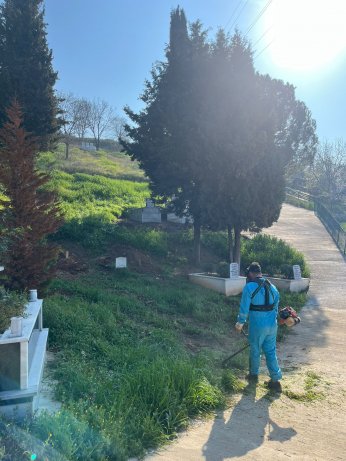 Mezarlıklarda budama ve ot biçme çalışması