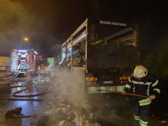 Tekstil yüklü kamyon alevlere teslim oldu
