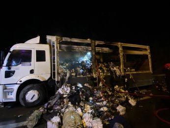 Tekstil yüklü kamyon alevlere teslim oldu