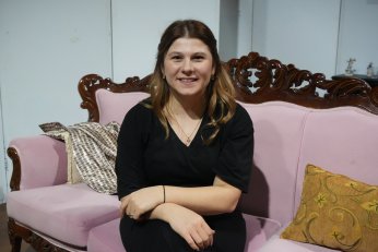 Kanseri yendi, kendi hayatını yazıp oynadı