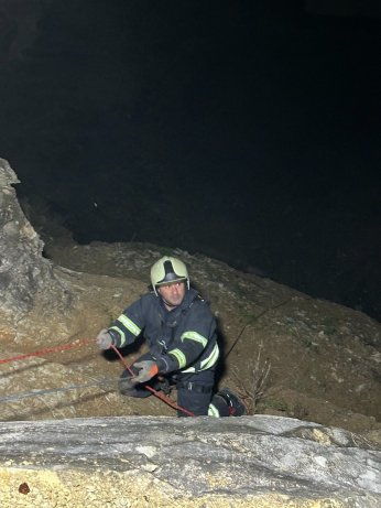 Kayalıklardaki sürüye cansiparane kurtarma