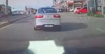 Otomobil kaldırımdaki yayalara çarptı