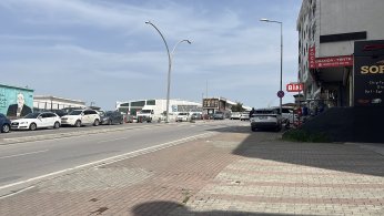 Otomobil kaldırımdaki yayalara çarptı