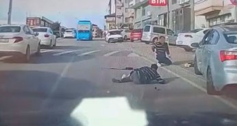 Otomobil kaldırımdaki yayalara çarptı