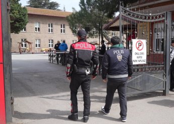 Polis ekiplerinden okul önlerinde güvenlik mesaisi