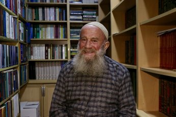 Evinde 15 bin eserlik kütüphane oluşturdu