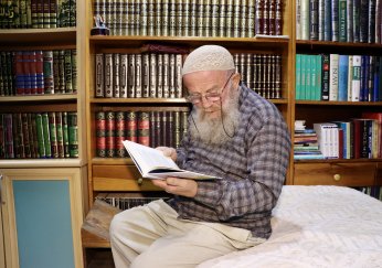 Evinde 15 bin eserlik kütüphane oluşturdu