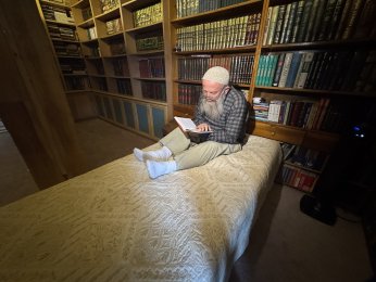 Evinde 15 bin eserlik kütüphane oluşturdu