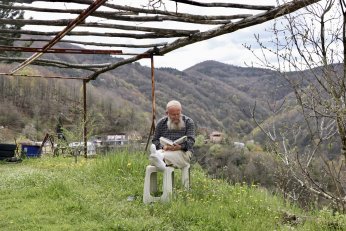 Evinde 15 bin eserlik kütüphane oluşturdu