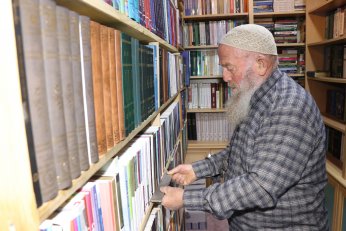 Evinde 15 bin eserlik kütüphane oluşturdu