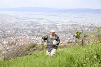 Evinde 15 bin eserlik kütüphane oluşturdu