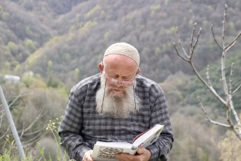 Evinde 15 bin eserlik kütüphane oluşturdu
