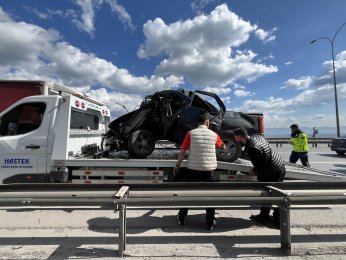 Otomobil yön levhasına saplandı: 1 yaralı