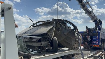 Otomobil yön levhasına saplandı: 1 yaralı