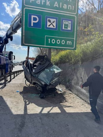 Otomobil yön levhasına saplandı: 1 yaralı