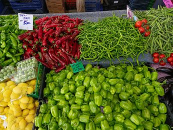 Semt pazarında çilek bolluğu