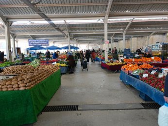 Semt pazarında çilek bolluğu