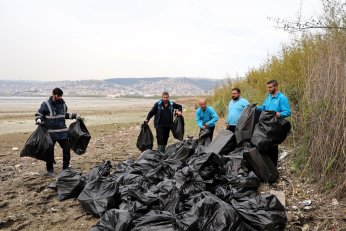 Sahilden 50 torba atık toplandı