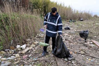 Sahilden 50 torba atık toplandı