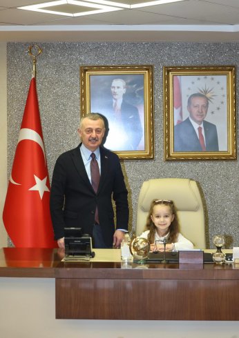 Büyükakın, koltuğu Defne Su’ya devretti