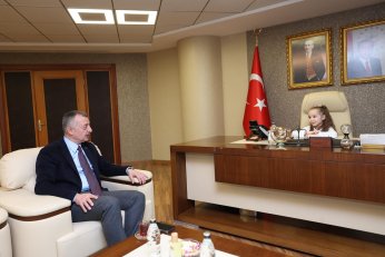 Büyükakın, koltuğu Defne Su’ya devretti