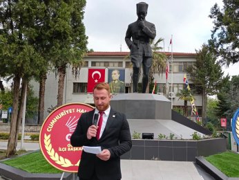 CHP Gölcük’ten 23 Nisan çelengi