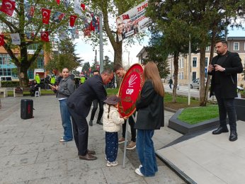 CHP Gölcük’ten 23 Nisan çelengi
