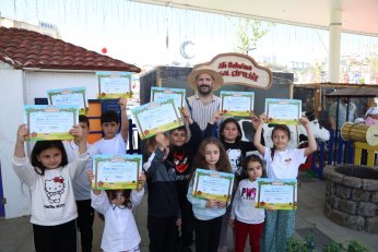 Minik eller, köy yaşamını öğrendi