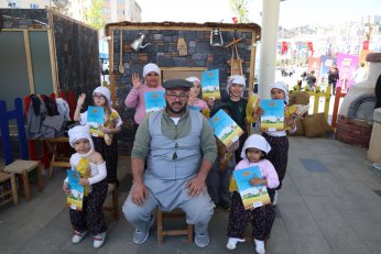 Minik eller, köy yaşamını öğrendi