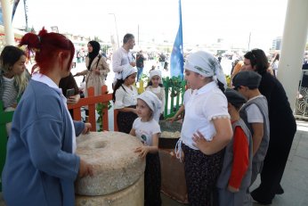 Minik eller, köy yaşamını öğrendi
