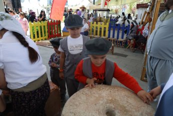 Minik eller, köy yaşamını öğrendi