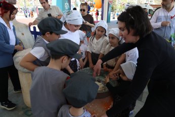 Minik eller, köy yaşamını öğrendi