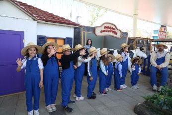 Minik eller, köy yaşamını öğrendi